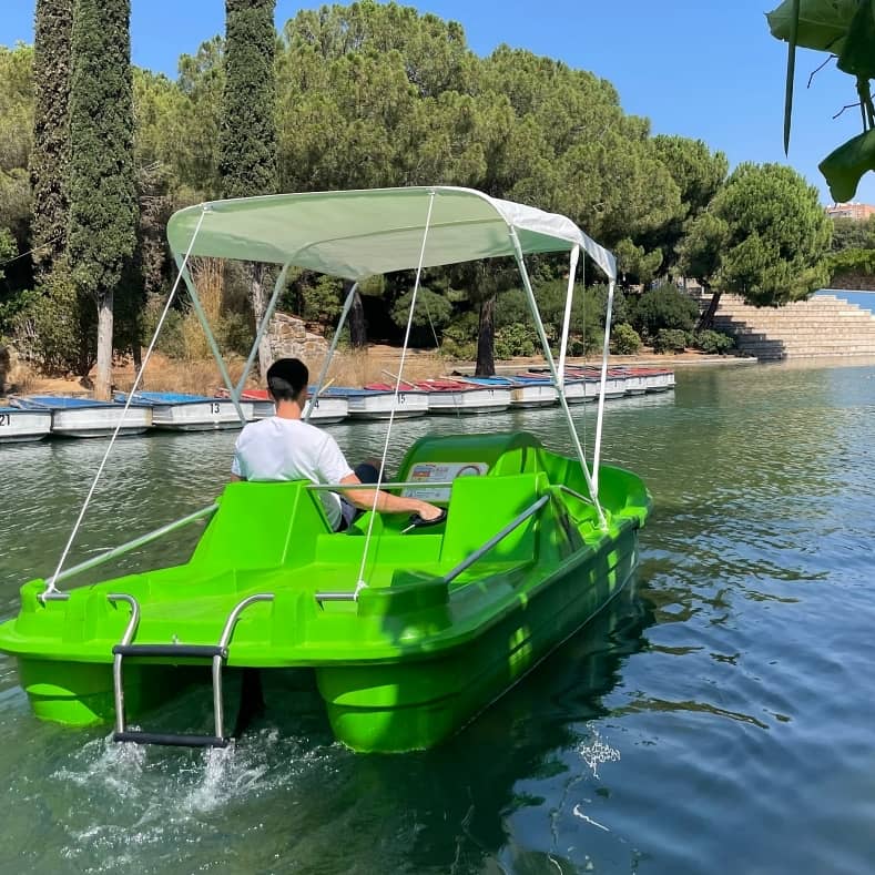 Patin de agua lago con toldo Embarcador SABADELL