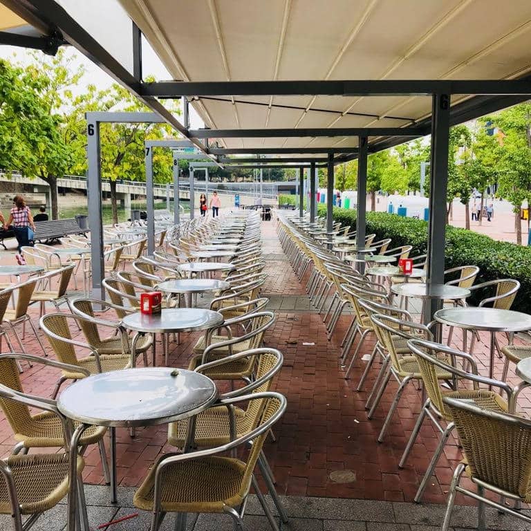 gran terraza con sillas y mesas Embarcador de SABADELL